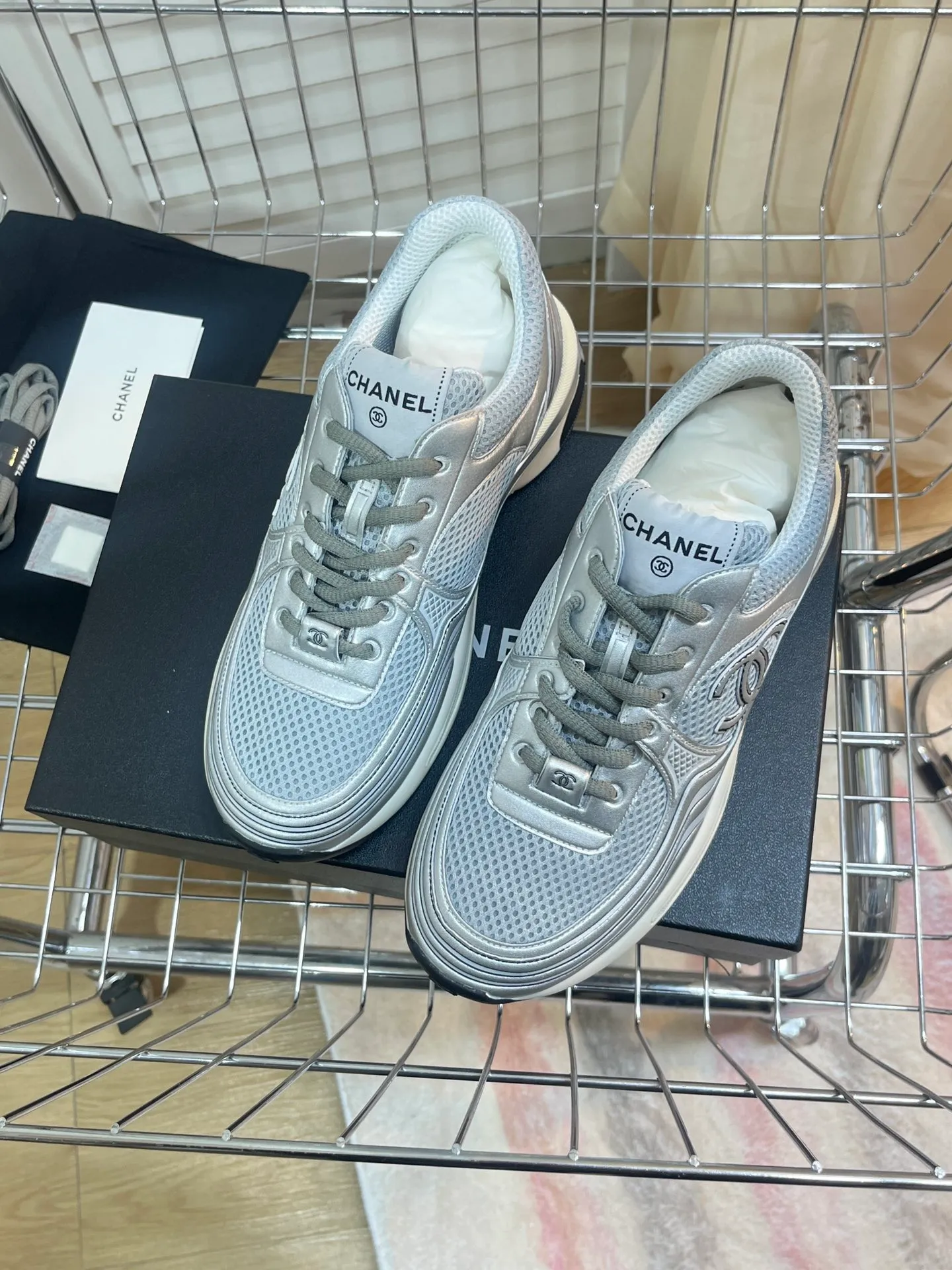 👟👟Ex-factory price 640👟👟 Men +10chanel Chanel 2023 early spring vacation series latest casual sports shoes silver white, gold white, silver gray, black and red! Incomparably beautiful and easy to wear, very light, the lining is also super soft, super comfortable, the upper is breathable, the color is high-end and durable, versatile. Upper: cowhide and cloth stitching. Lining: breathable mesh. Original foam combination outsole. Size: 35-45.